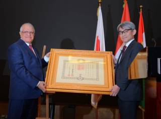 السيد حاج آزاد باجكر رئيس مجموعة جيهان ، حاصل على ميدالية من سمو إمبراطور اليابان